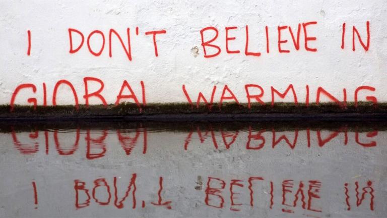 Frase escrita en color rojo I don´t believe in globlal warming