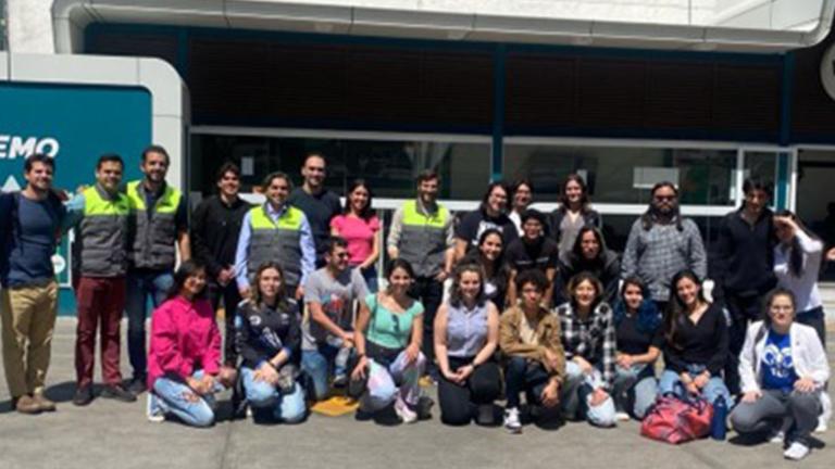 Grupo de estudiantes posando para una foto grupal.