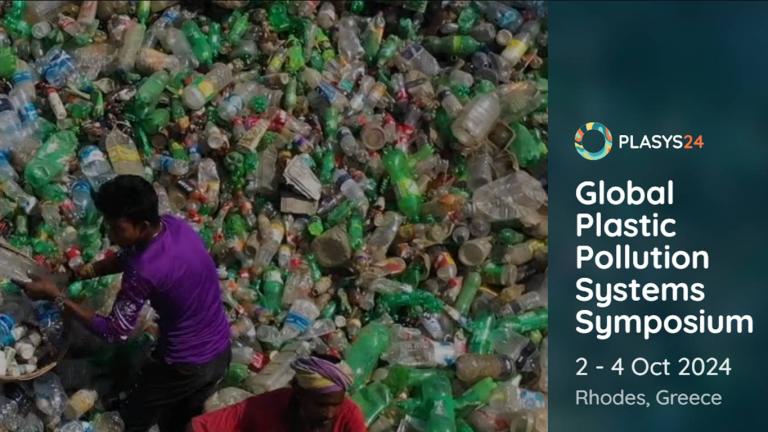 Persona recogiendo botellas de plástico en un basurero