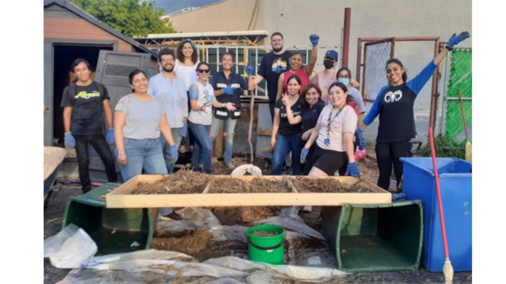 Voluntarios hacen composta con residuos orgánicos recolectados​ de las cafeterías y evitan 296 kg CO2